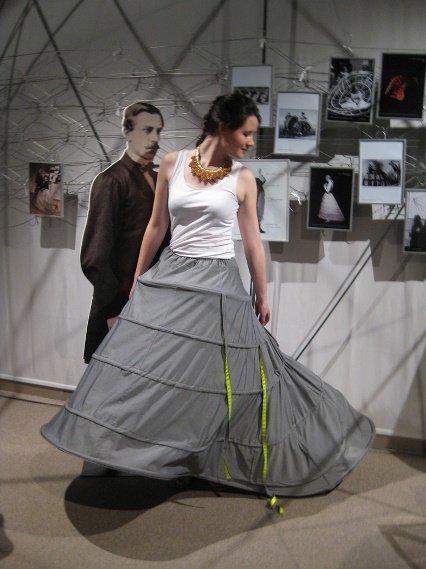 Enfiler une crinoline!